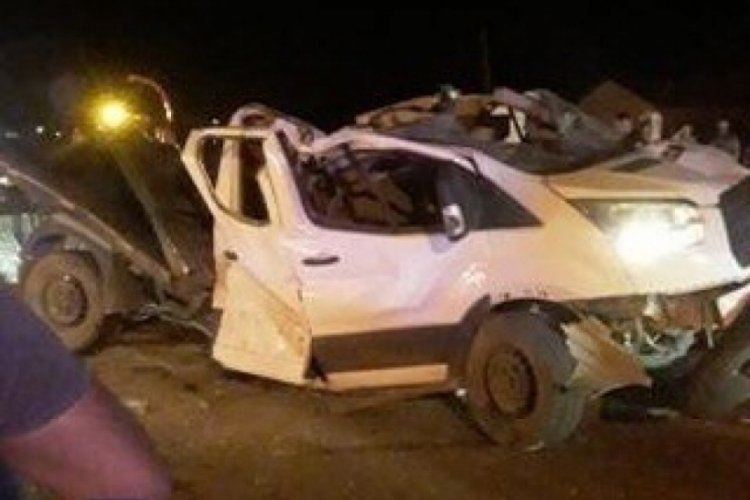 Iğdır'da k&ouml;peğe &ccedil;arpmamak i&ccedil;in şerit değiştirince kaza yaptı