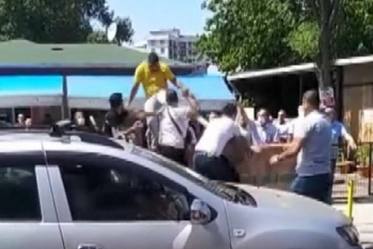 Sokak ortasında yumruklar konuştu