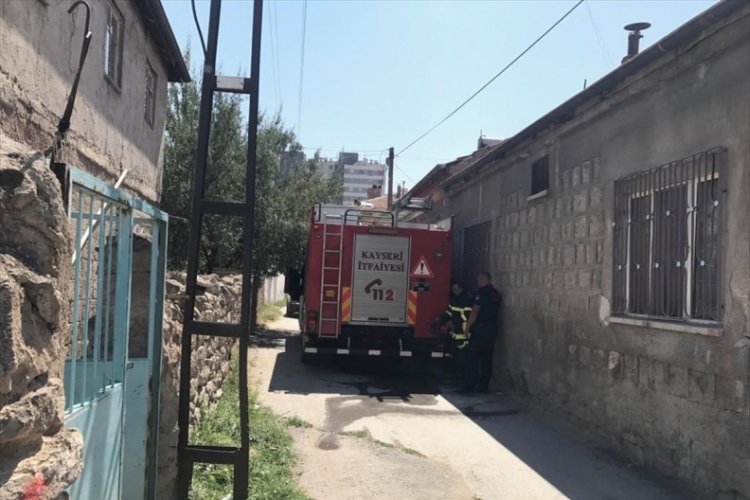 Cani evlat annesini darbetti, odunluğu ateşe verdi!