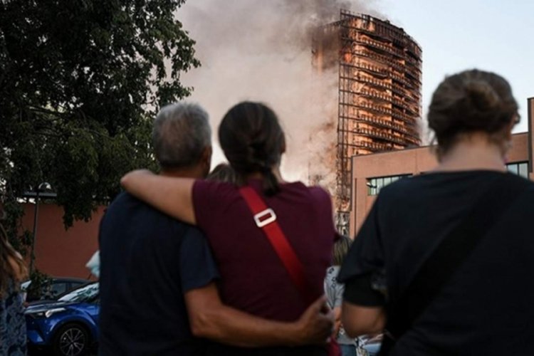 İtalya'da 15 katlı bina alev alev yandı