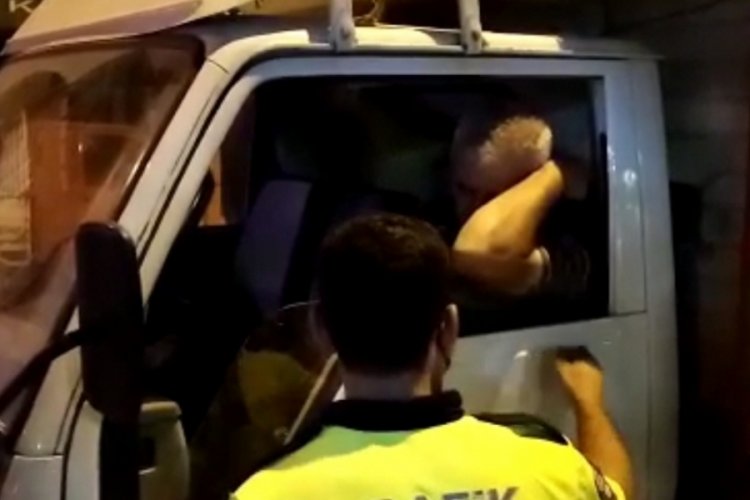 Bursa'da s&uuml;r&uuml;c&uuml; direksiyon başında sızınca polis devreye girdi