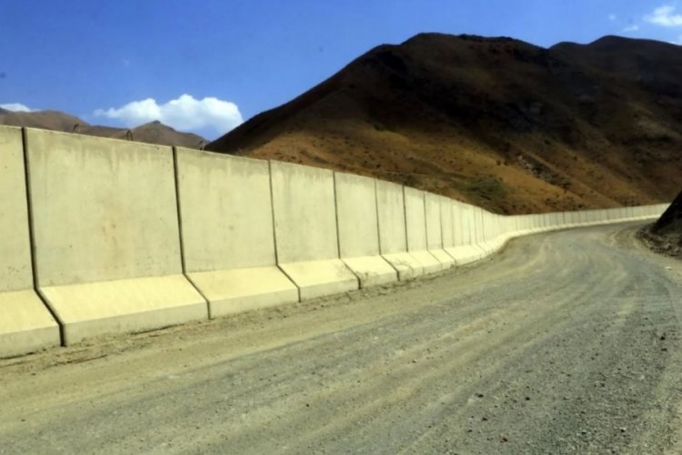 İran sınırına 43 kilometre beton duvar &ouml;r&uuml;ld&uuml;