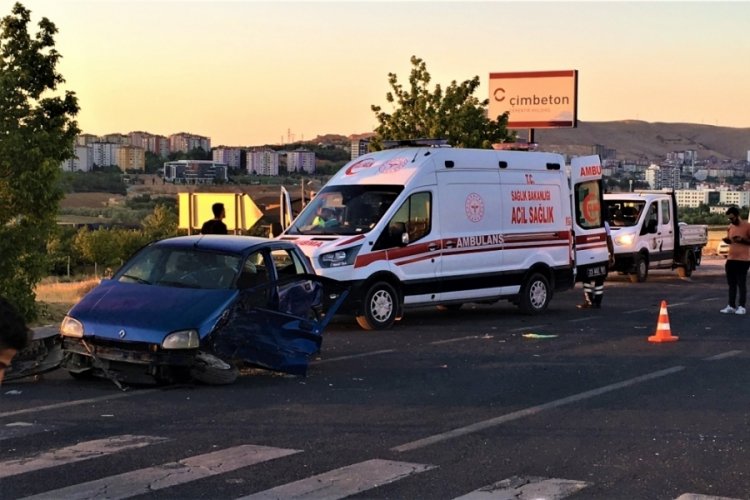 Elazığ'da kazada iki otomobil hurdaya d&ouml;nd&uuml;, 9 yaralı