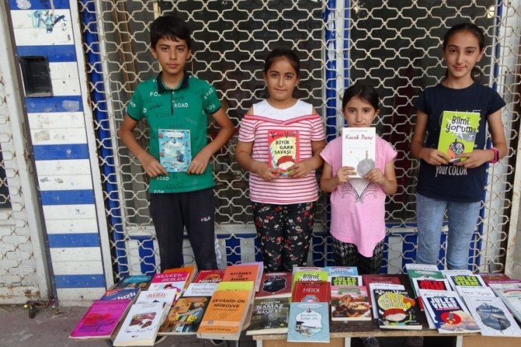 Yüksekova'da 4 kardeş okul masraflarını çıkartmak için kitap satıyor