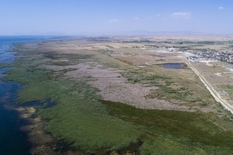 Beyşehir Gölü'nün suyu, metrelerce çekildi!