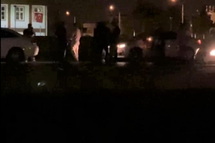 Dur ihtarına uymayan s&uuml;r&uuml;c&uuml; ka&ccedil;arken mahalle bek&ccedil;isini yaraladı