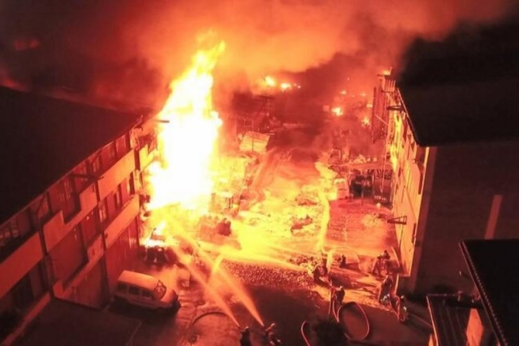 İstanbul sanayi b&ouml;lgesindeki yangın 8 saat sonra kontrol altında