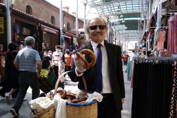 Bursa'da takım elbise giyip &ccedil;arşıda sepetle simit satıyor