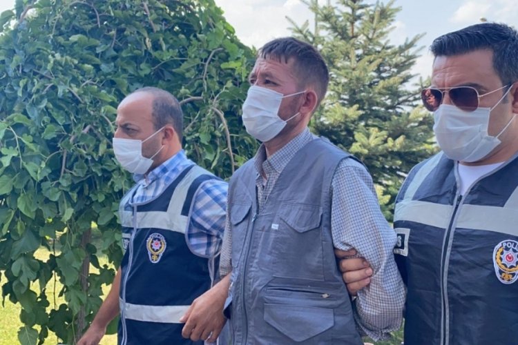 Tartıştığı eşini sokak ortasında acımasızca bı&ccedil;akladı