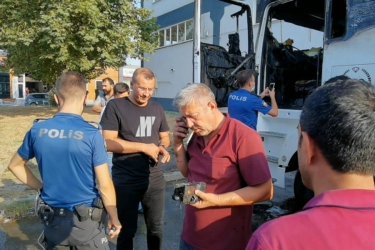 Bursa'da s&uuml;r&uuml;c&uuml; yanan tırdan saniyeler i&ccedil;inde kurtuldu