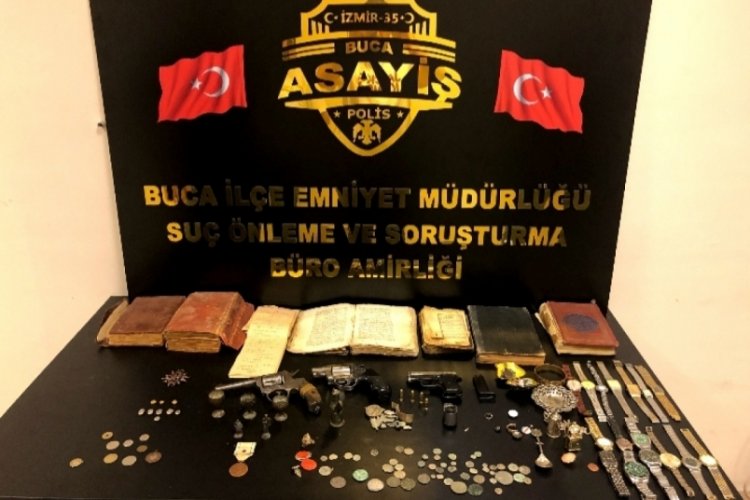 İzmir'de polisin dikkatiyle 94 par&ccedil;a tarihi eser ele ge&ccedil;irildi