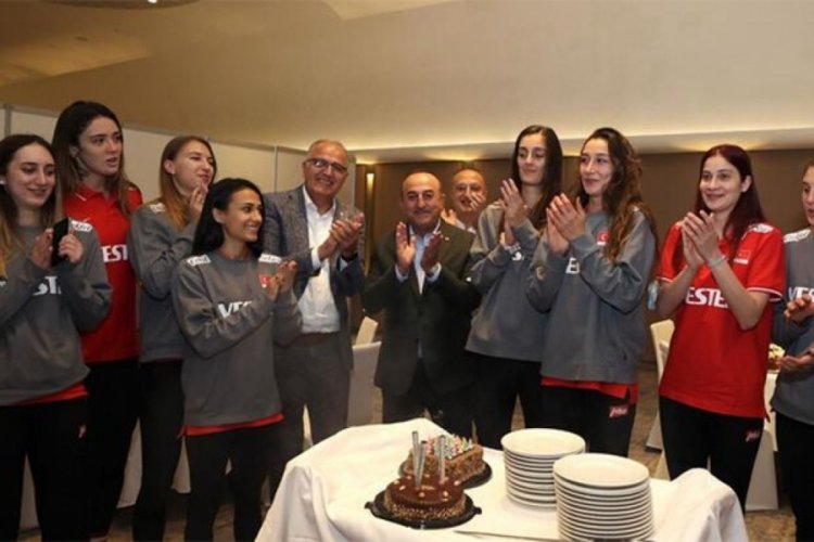 Bakan Mevl&uuml;t &Ccedil;avuşoğlu, 'Filenin Sultanları' ile buluştu