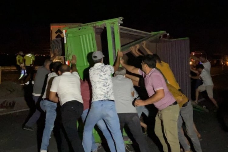 Aksaray'da ara&ccedil;ların hurdaya d&ouml;nd&uuml;ğ&uuml; kazayı yara almadan atlattılar!