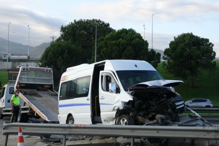 Bursa'da kaza yapan servis minibüsünde 6 işçi yaralandı!