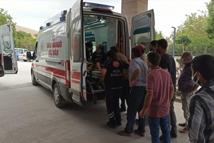 Kayseri'de trakt&ouml;r&uuml;n r&ouml;morku devrilmesi sonucunda 7 kişi yaralandı