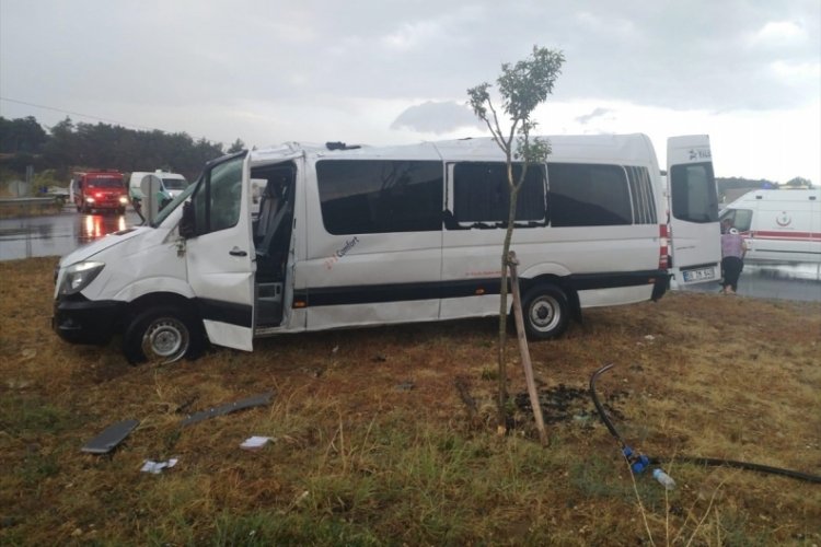 Edirne'de minib&uuml;s&uuml;n devrilmesiyle 8 kişi yaralandı