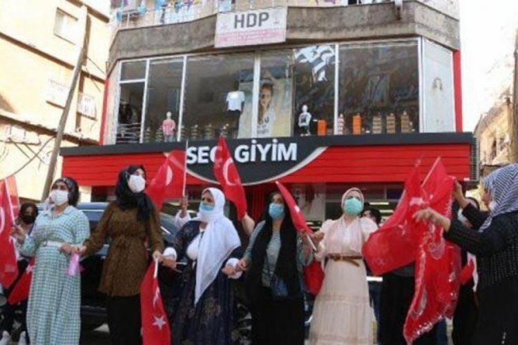Oğlu PKK'dan ka&ccedil;ıp teslim olan anne oğluna kavuştu