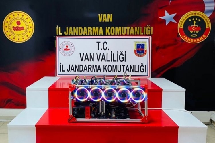 G&uuml;mr&uuml;k ka&ccedil;ağı kripto cihazı ele ge&ccedil;irildi