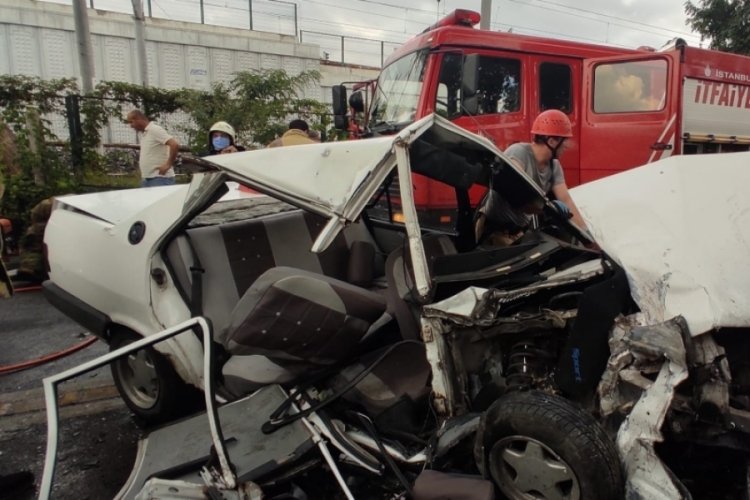 İstanbul'da otomobil ile minib&uuml;s &ccedil;arpıştı: 4 yaralı