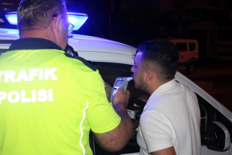 Adana'da dur ihtarına uymayan alkoll&uuml; s&uuml;r&uuml;c&uuml; kaza yaptı!