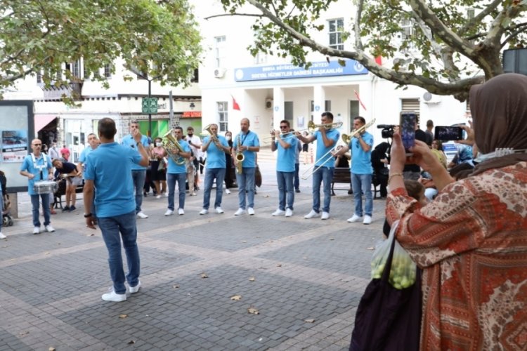 Bursalılar her an her yerde m&uuml;zikle buluşuyor