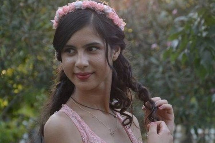 Yağmur &ouml;lmeden bir g&uuml;n &ouml;nce katilinin elini &ouml;pm&uuml;ş!