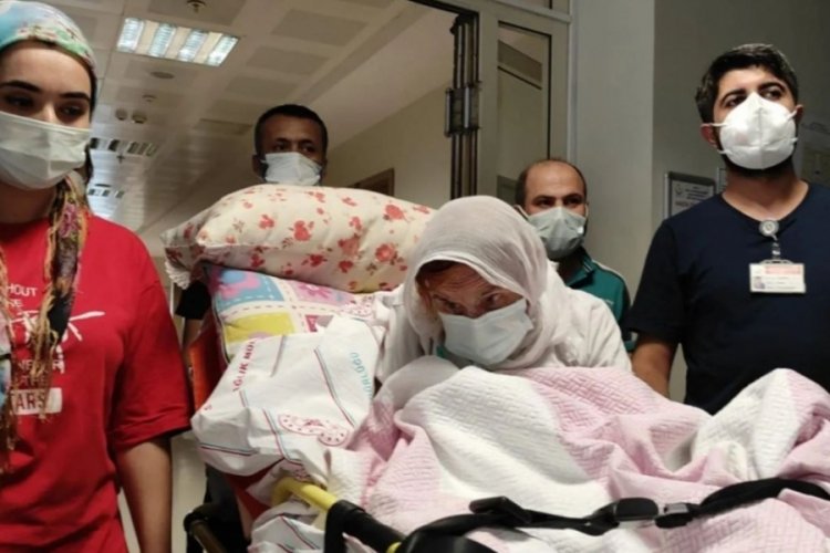 &Uuml;&ccedil; doz aşı olan 108 yaşındaki kadın koronavir&uuml;s&uuml; yendi