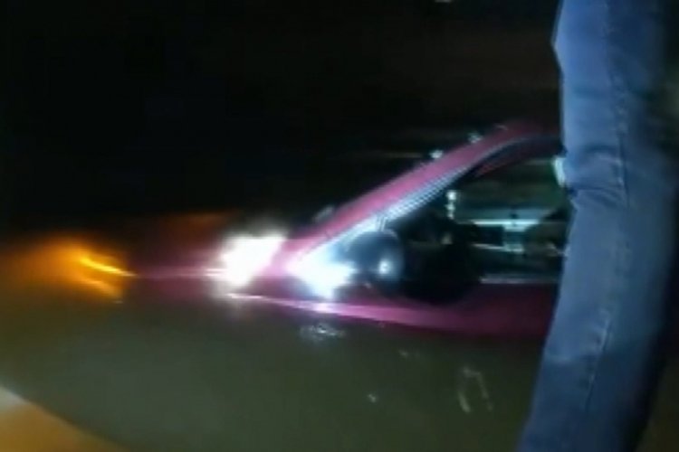 Central Park'ta boğulma tehlikesi! Polis, selde mahsur kalanları b&ouml;yle kurtardı