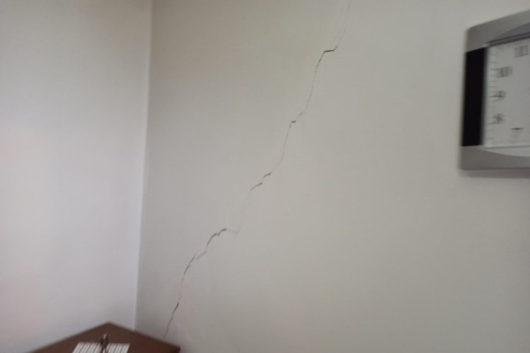 Ankara'da kolonu &ccedil;atlayan bina tahliye edildi