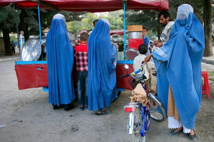 Taliban: Kadınların eğitim alabilmeleri ve çalışabilmeleri için hicab giymeleri şart