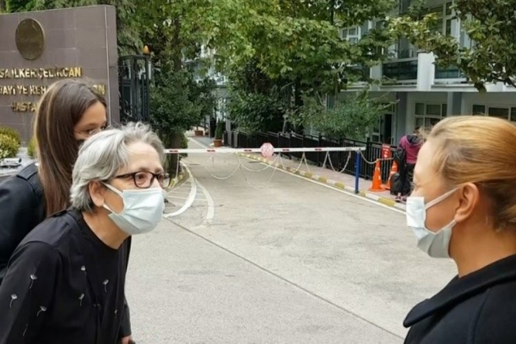 Bursa'da Demet hemşirenin tatlı dili aşı karşıtı kadını b&ouml;yle ikna etti