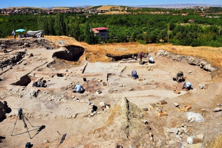 Malatya Arslantepe H&ouml;y&uuml;ğ&uuml;'nde 24 mezar ile 6 ev kalıntısı bulundu
