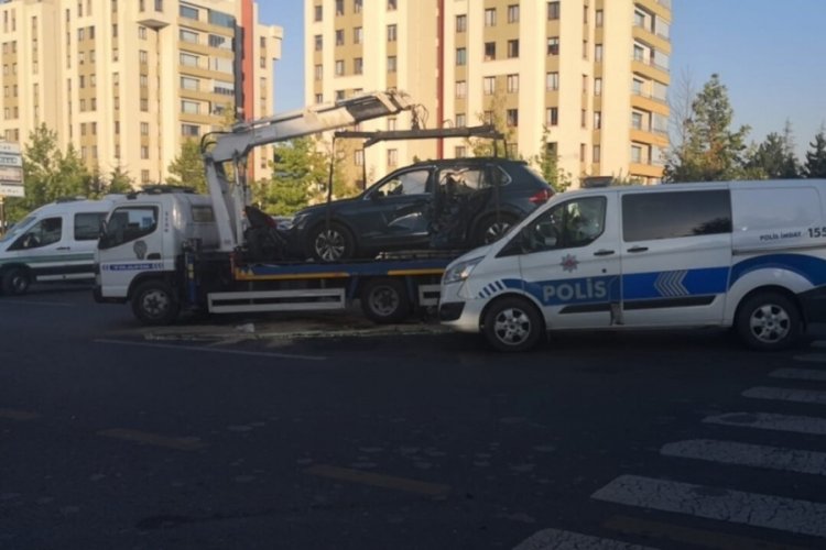 Ankara'da trafik ışıklarının &ccedil;alışmadığı &ouml;ne s&uuml;r&uuml;len kavşaktaki kazada 2 kişi &ouml;ld&uuml;