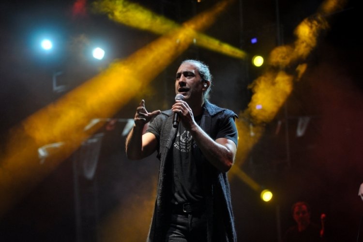 MotoFest etkinliğinde Kıra&ccedil; ve Merve &Ouml;zbey sahne aldı