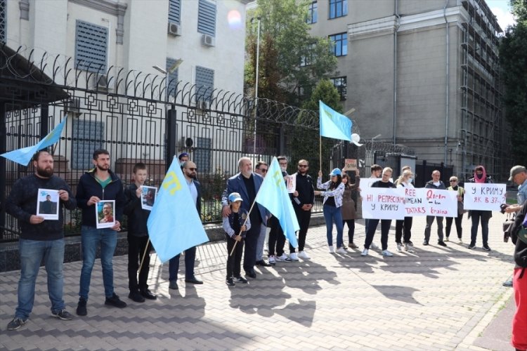 Kiev'de, 5 Kırım Tatar T&uuml;rk&uuml;'n&uuml;n g&ouml;zaltına alınması tepki &ccedil;ekti