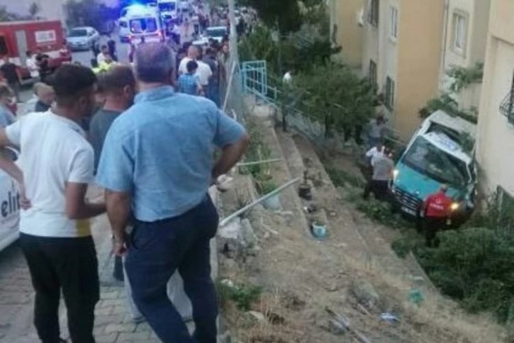D&uuml;ğ&uuml;ne giden minib&uuml;s kaza yaptı: 20 yaralı