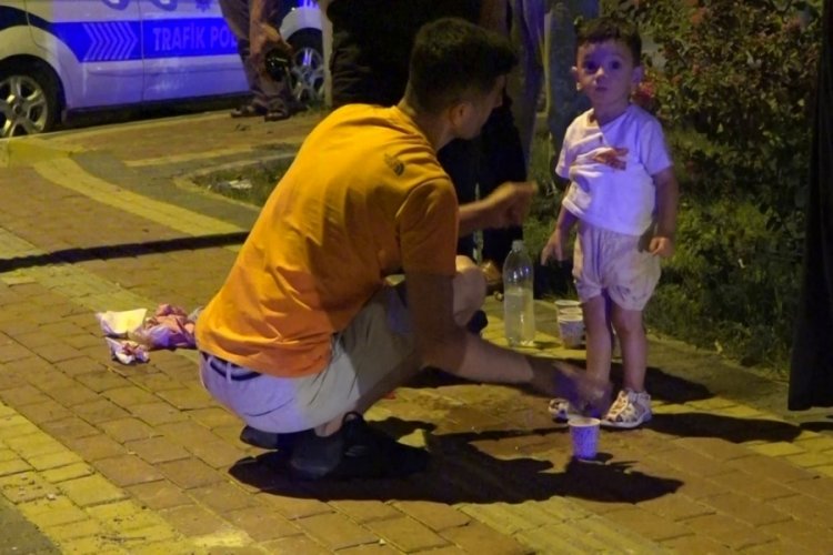 Feci kaza: Oğlunun &uuml;zerindeki kanı suyla temizledi