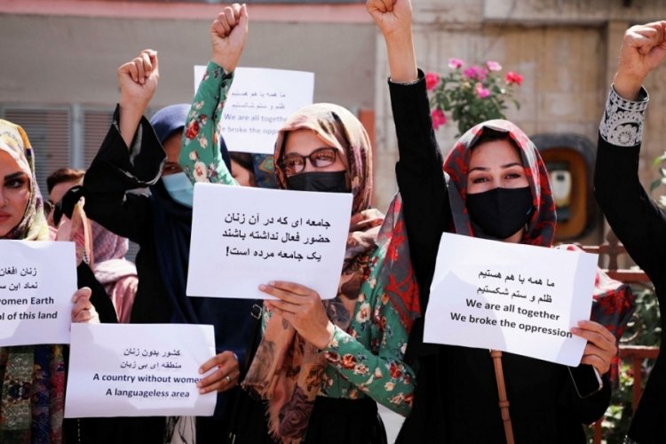 Taliban, &ouml;zel &uuml;niversitelerde okuyan kız &ouml;ğrencilerine pe&ccedil;e takma zorunluluğu getirdi