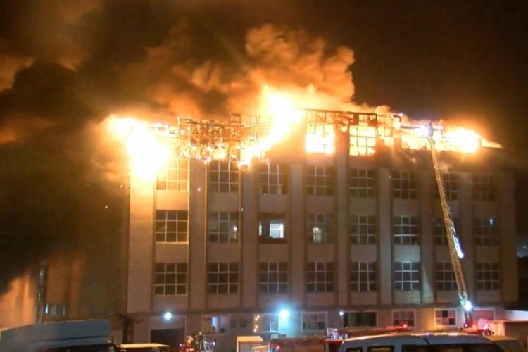 İstanbul'da 4 katlı tekstil fabrikasında korkutan yangın