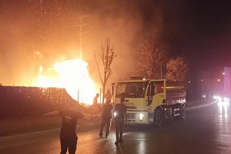Bursa'da çalılık alanda yangın! Alevler tamir atölyesi ve yüksek gerilim hattına sıçradı
