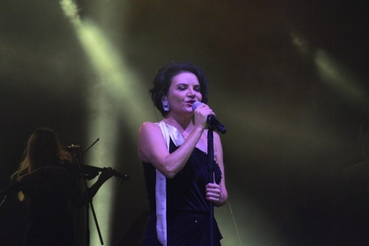 G&ouml;ksel, Bursa'da "Nil&uuml;fer +1 G&uuml;z Konserleri"nde sahneye &ccedil;ıktı