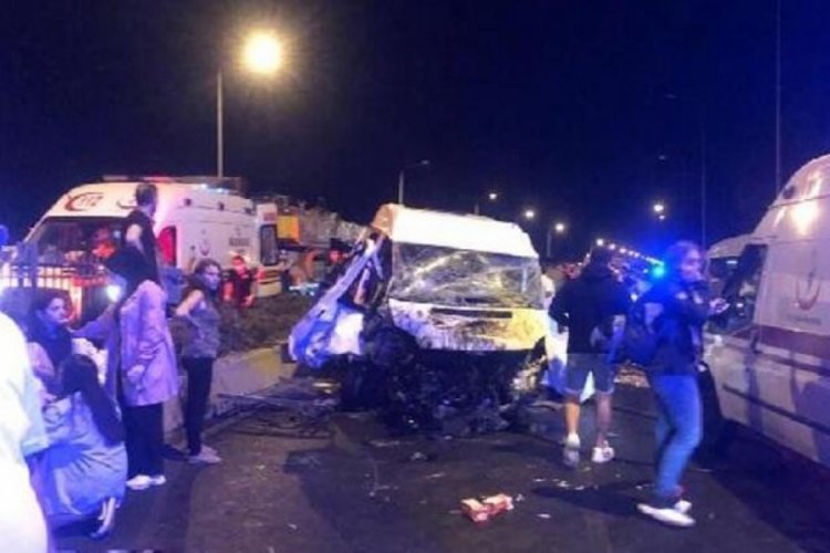İzmir'de 6 aracın karıştığı feci kaza!