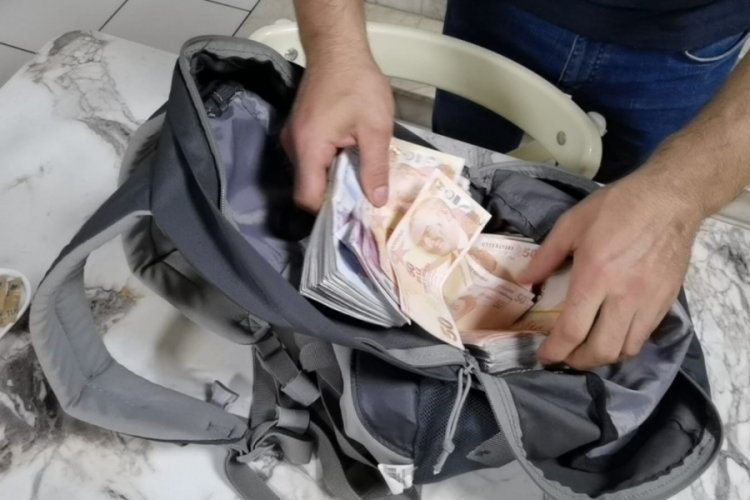 Bursa'da &ccedil;orbacıda unutulan para dolu &ccedil;antayı sahibine teslim etti
