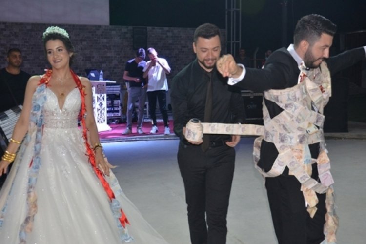 Aydın'ın İncirliova il&ccedil;esinde damada 60 metre uzunluğunda 5 liralık banknot!