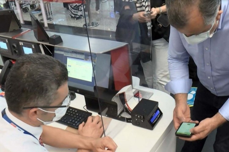 Balayına gidecekti, eksik aşı nedeniyle u&ccedil;ağa alınmadı