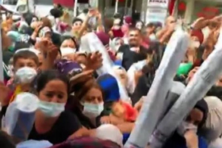 İstanbul'da mesafeyi hi&ccedil;e saydılar! 50 TL'lik halı i&ccedil;in izdiham yaşandı