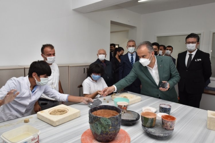 Bursa'da binlerce &ouml;ğrenci y&uuml;z y&uuml;ze eğitime başladı