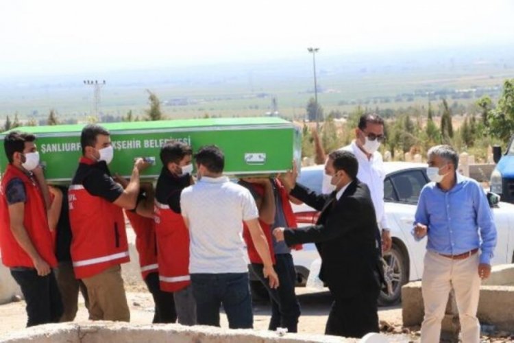 Babasının tinerle yaktığı kız &ccedil;ocuğu kimsesizler mezarlığına defnedildi