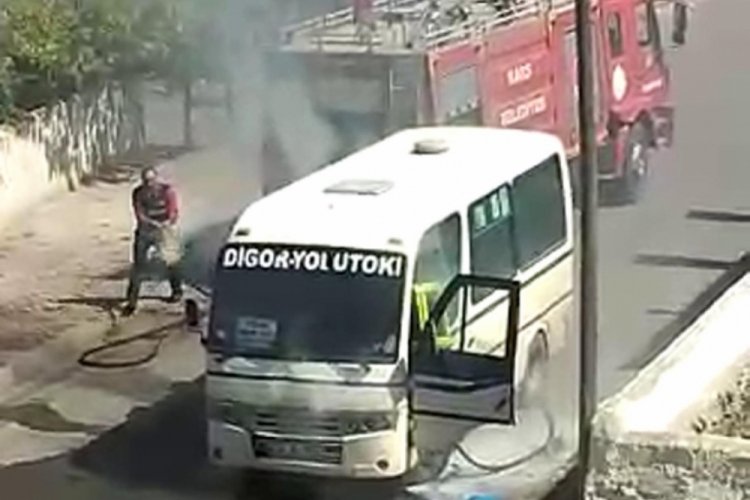 Park halindeki minib&uuml;s alev alarak yandı