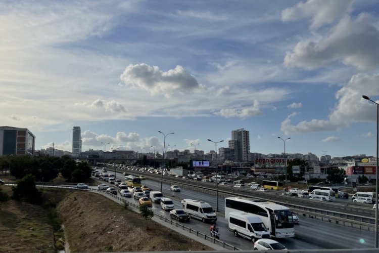 İstanbul'da y&uuml;z y&uuml;ze eğitimin ilk g&uuml;n&uuml;nde trafik yoğunluğu